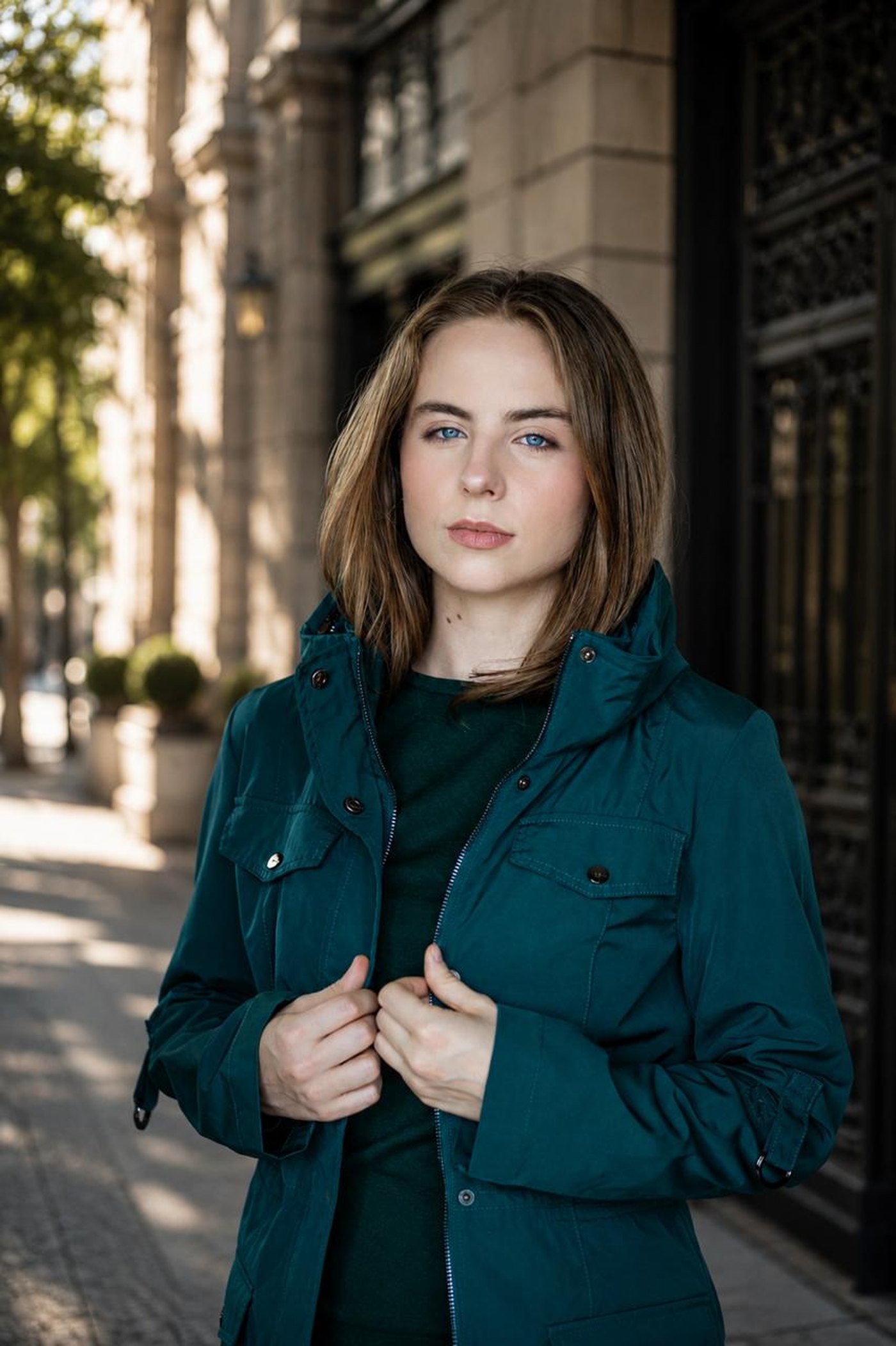 Modelo em parka verde da coleção Nexy em rua urbana