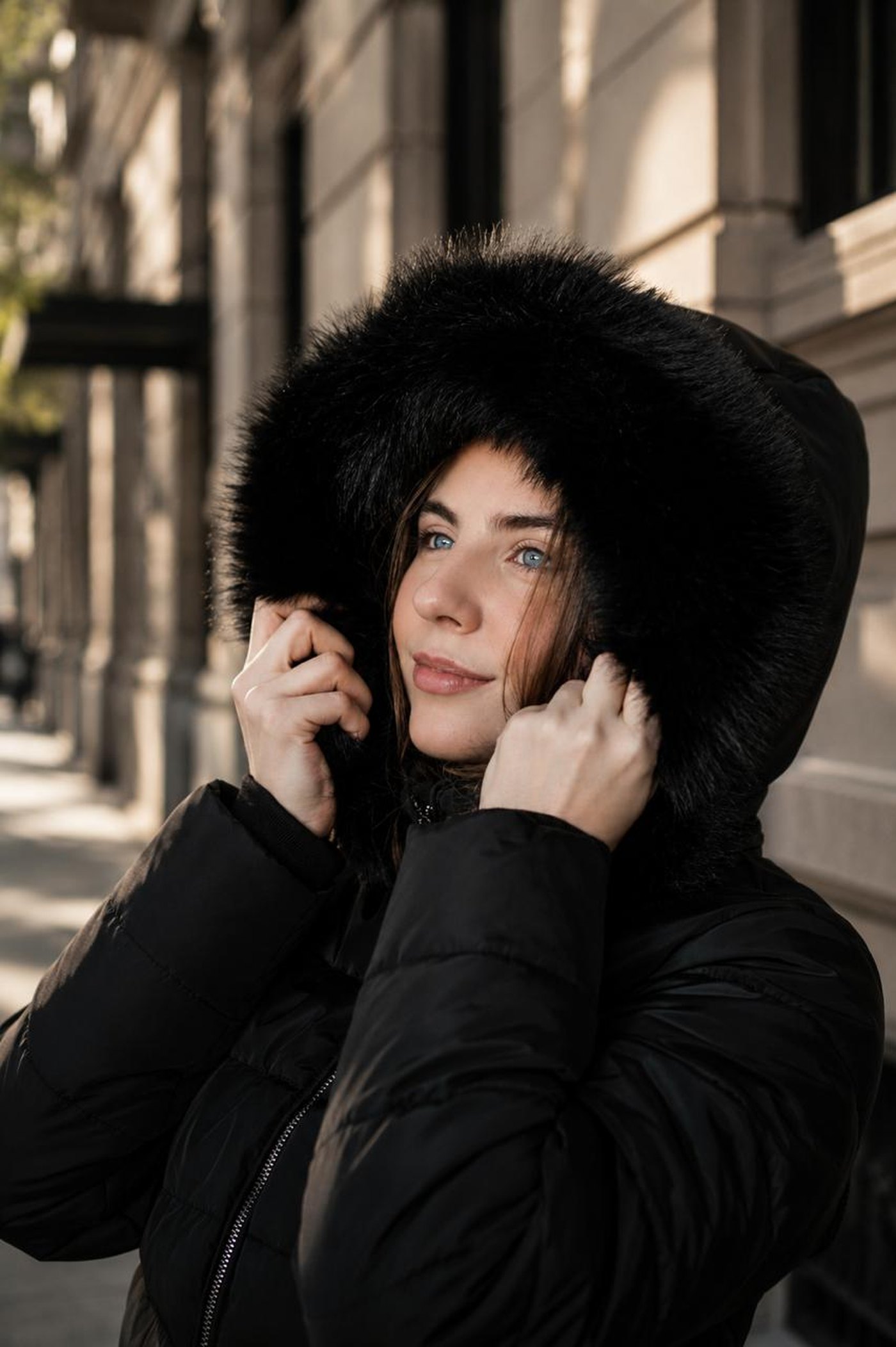 Modelo em parka escura da coleção Nexy sob facho de luz